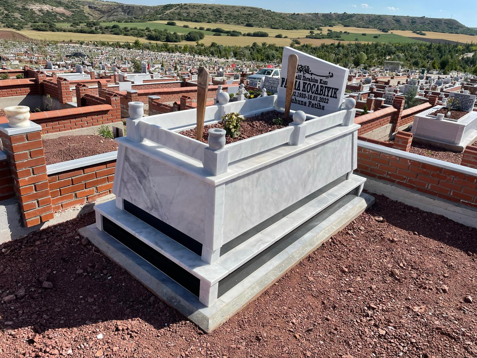 3 Blok Kafesli Konik Mezar