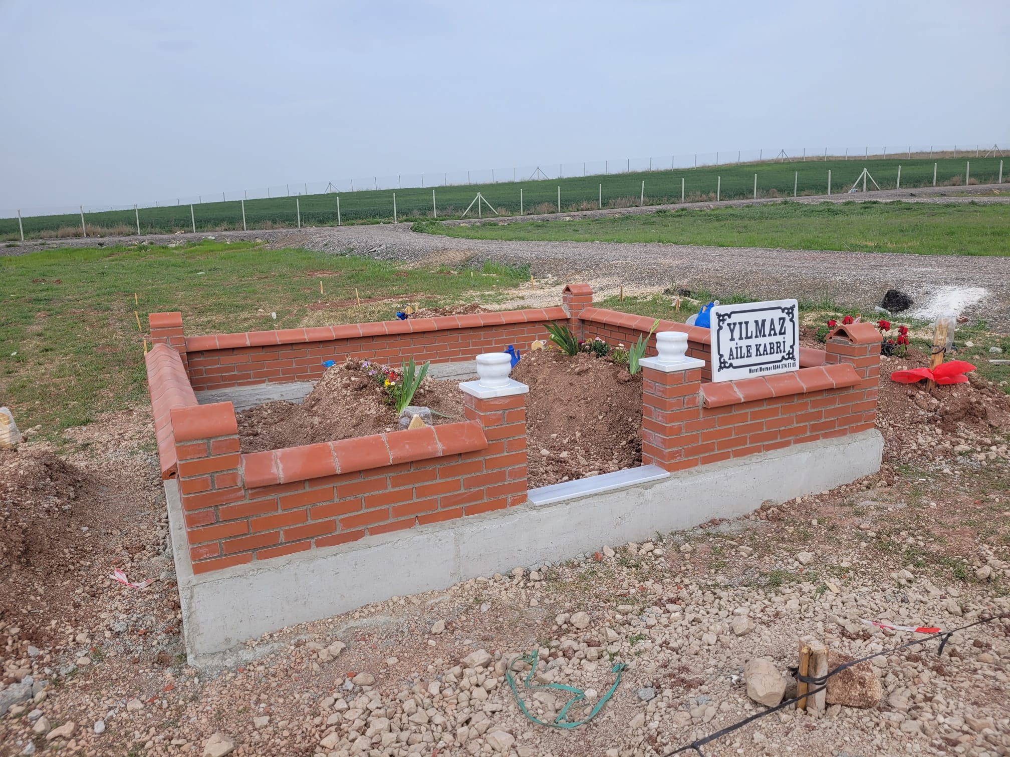 Aile Mezarlığı Duvarı