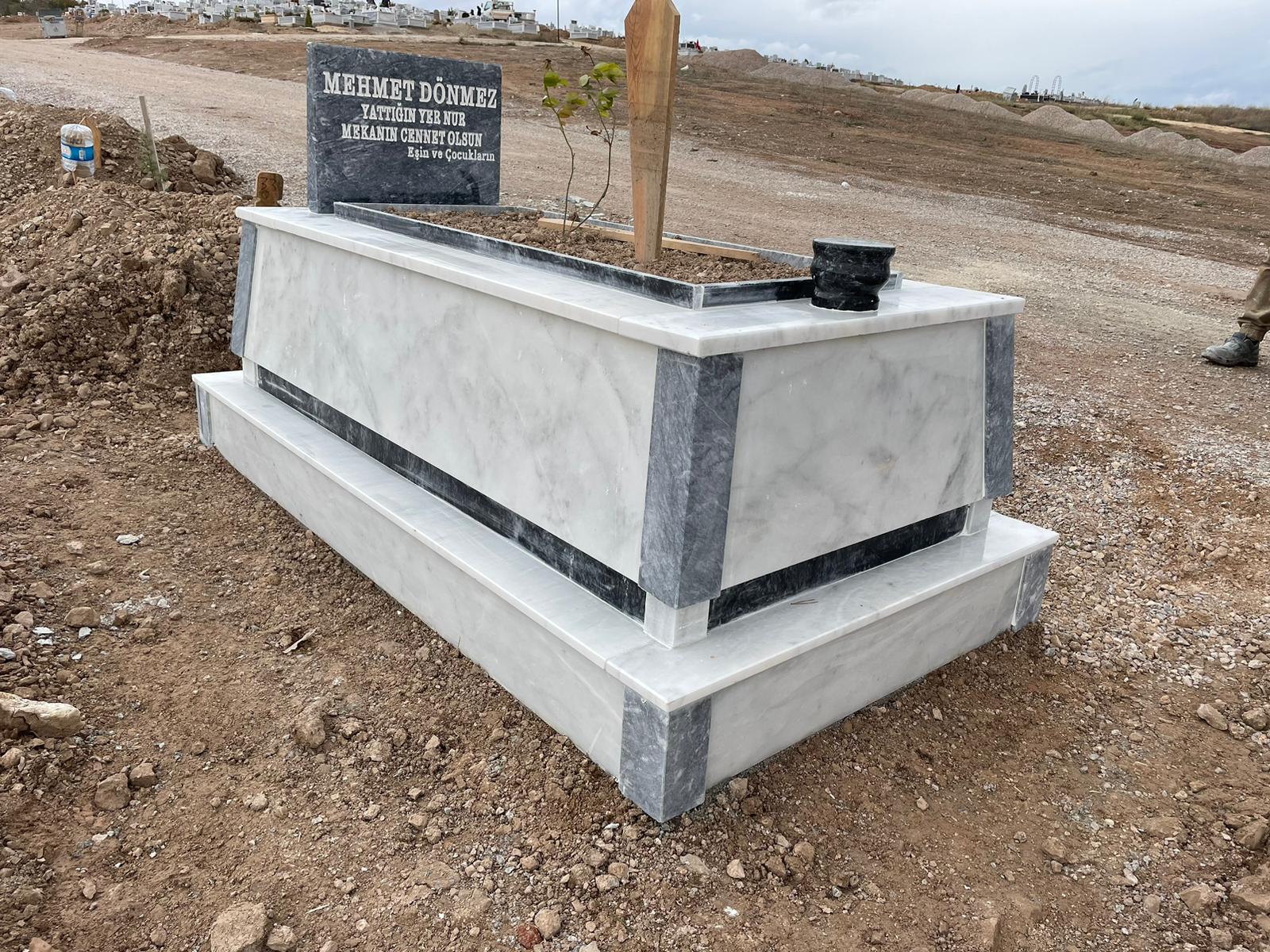 Beyaz Gri Konik Mezar