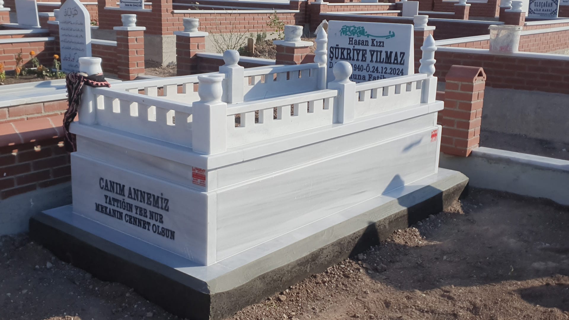 Çift Tabanlı Kafesli Marmara Mermer Mezar