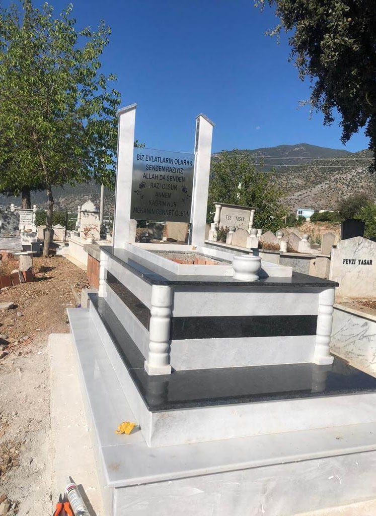 Çift Tabanlı Siyah Beyaz Mermer Mezar
