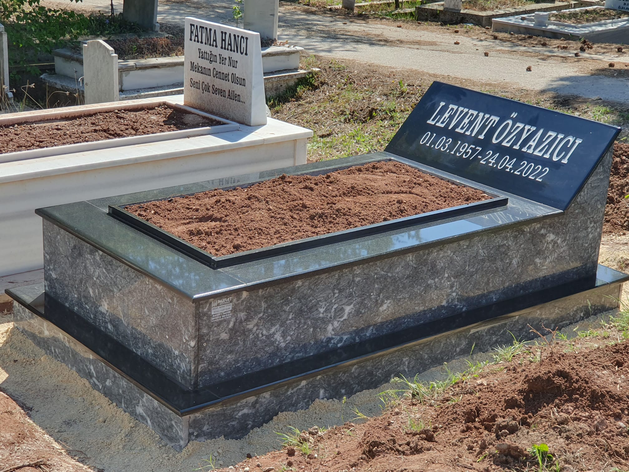 Eğimli Arabalı Granit Mezar