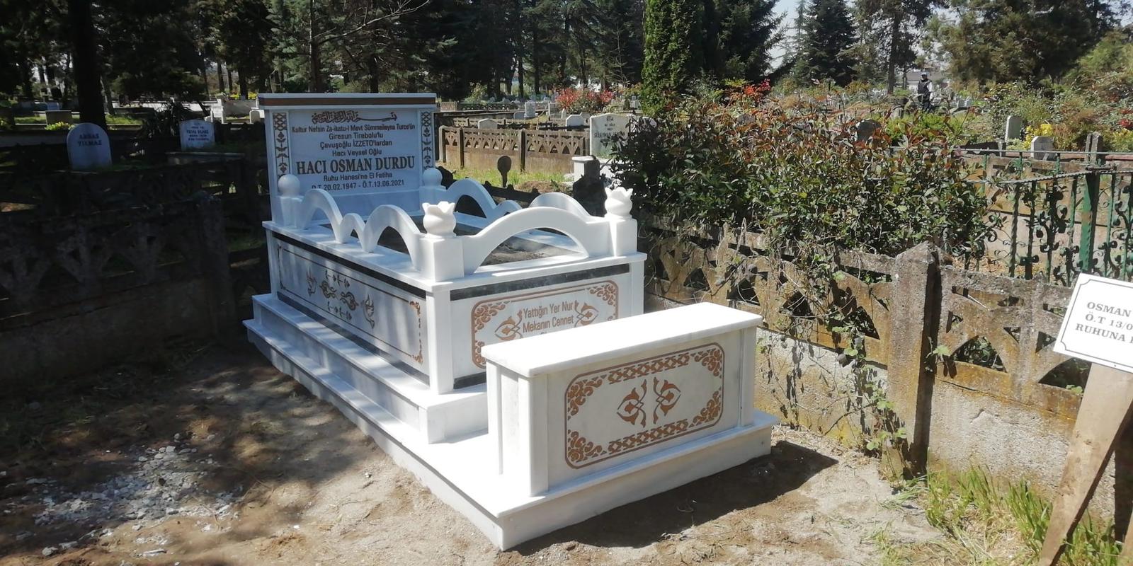 Eğimli Gövdeli Mermer Mezar