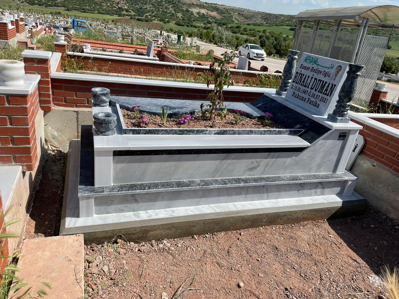 Gri Direkli Eğimli Mezar