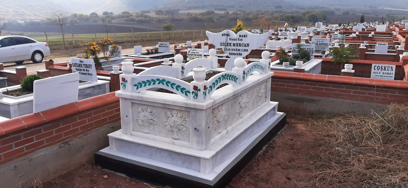 Kafesli Kalın Mermer Mezar