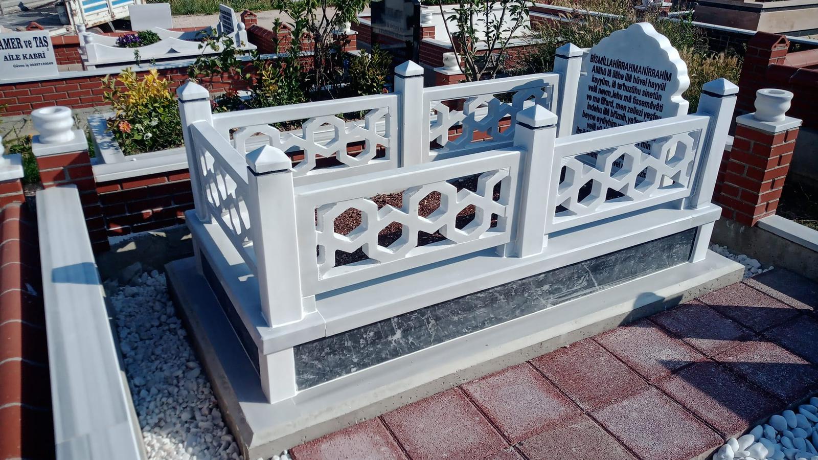 Kafesli Siyah Mermer Mezar