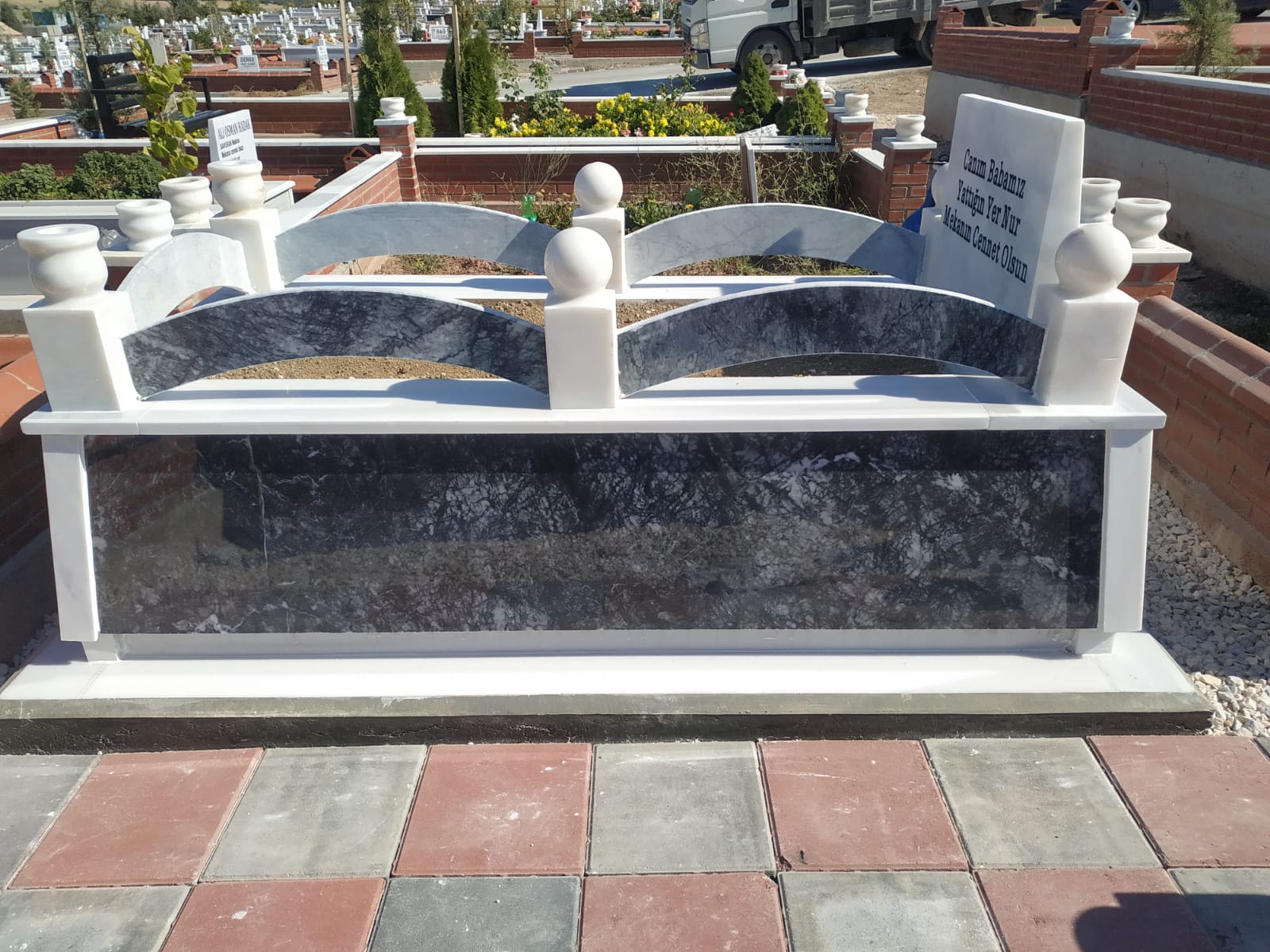 Kafesli Tasarım Siyah Mermer Mezar