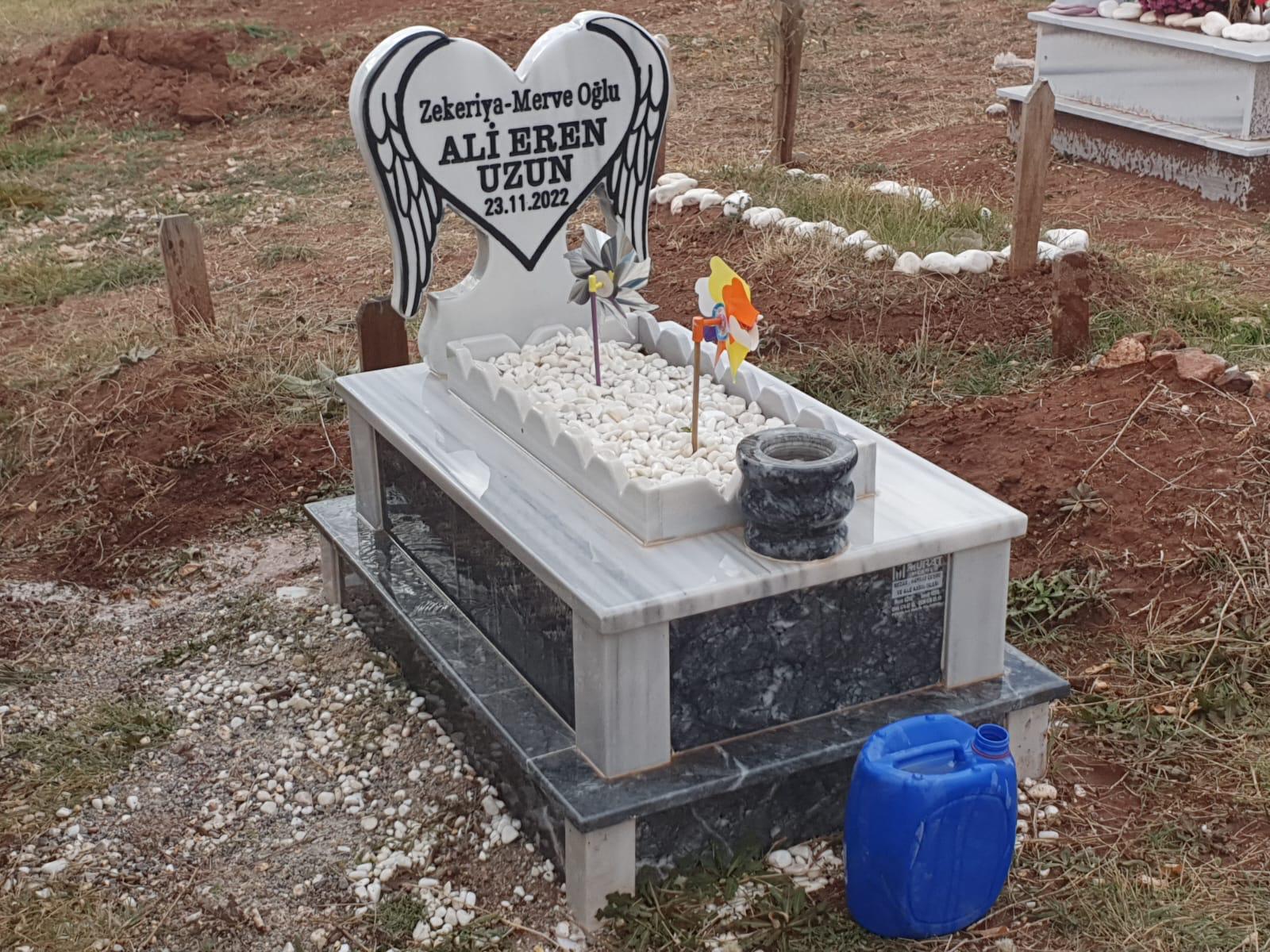 Kanat İşlemeli Çocuk Mezarı