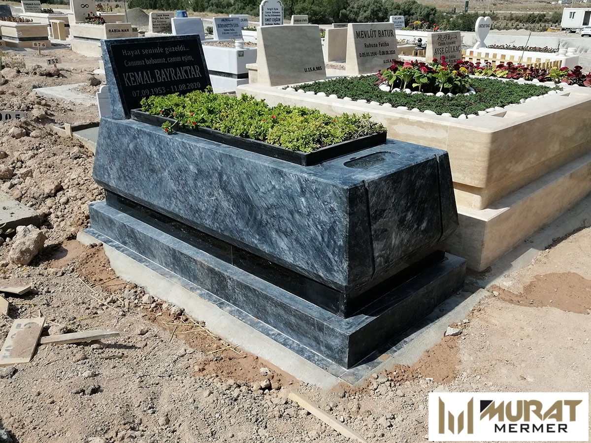 Konik Siyah Mermer Mezar