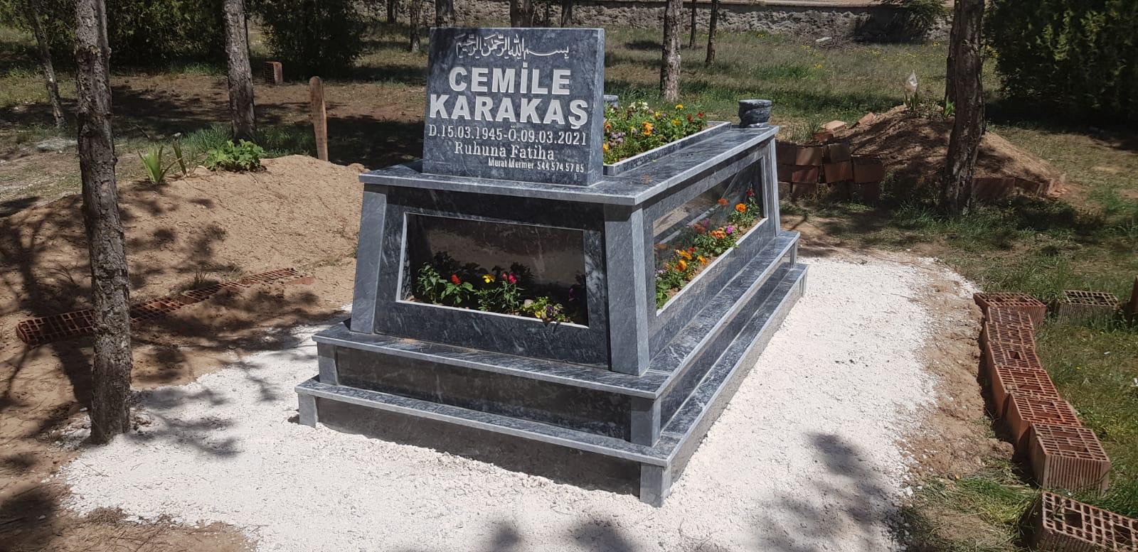 Özel Çiçeklik Bölmeli Siyah Mermer Mezar