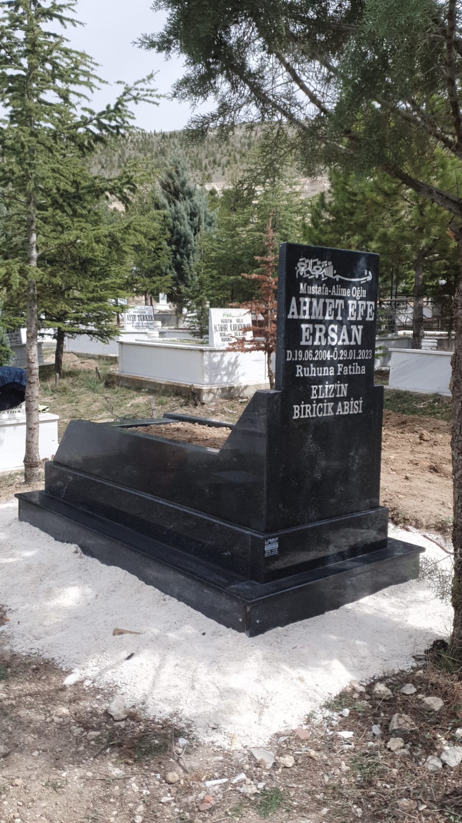 Parlak Siyah Arabalı Mezar