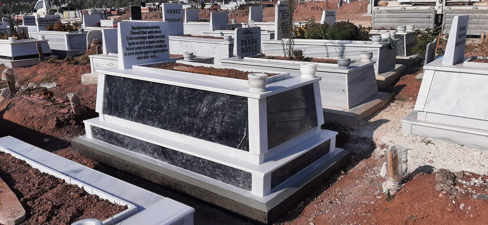 Siyah Beyaz Konik Mezar