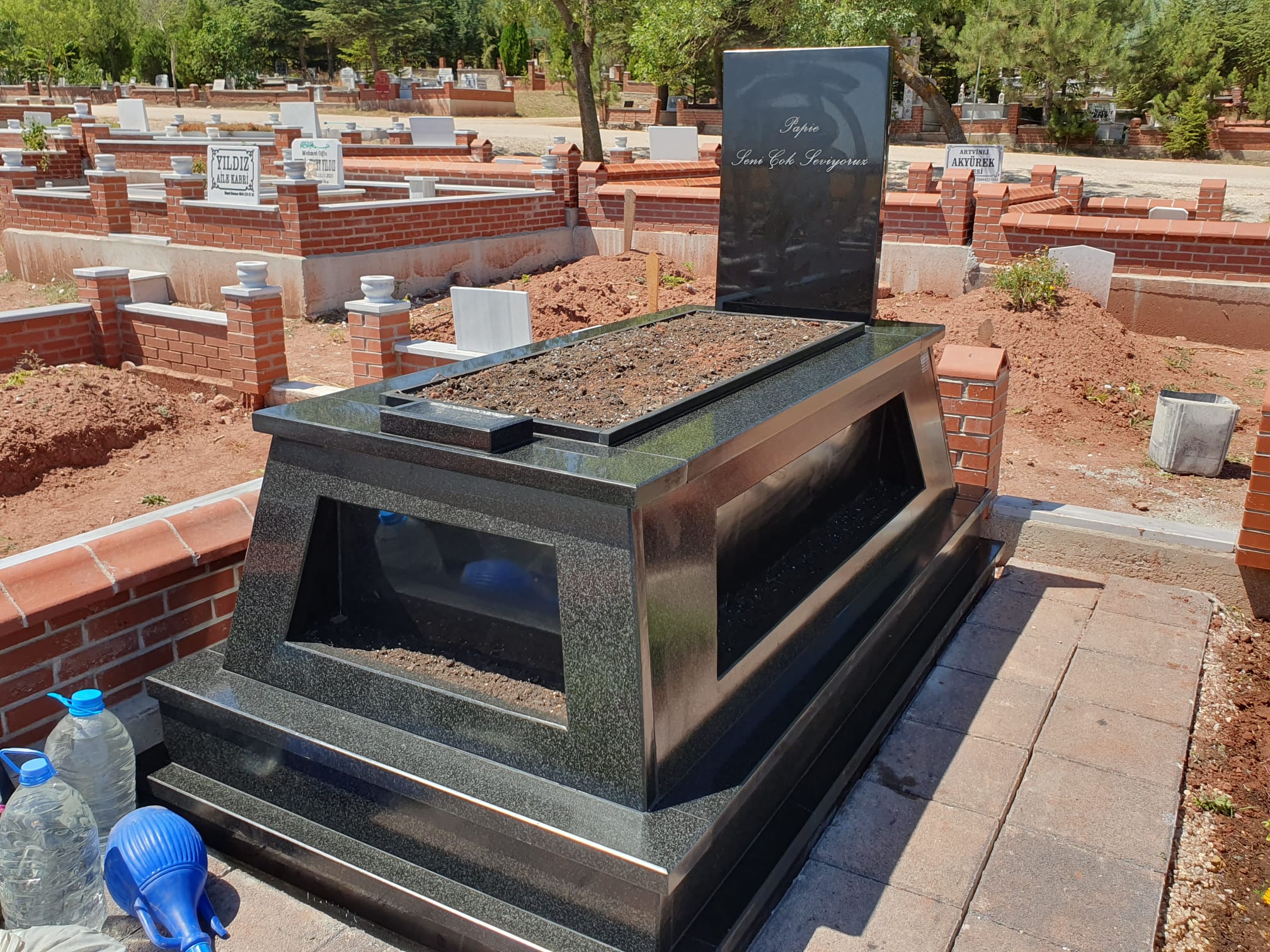 Siyah Konik Granit Mezar