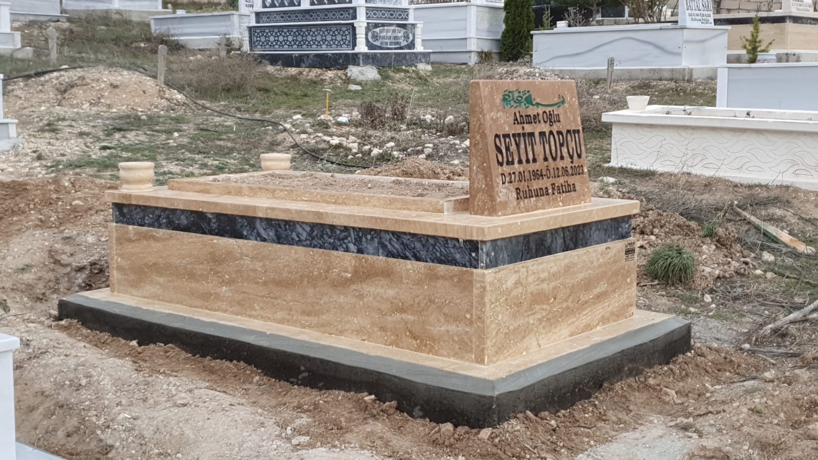 Siyah Kuşaklı Traverten Mezar