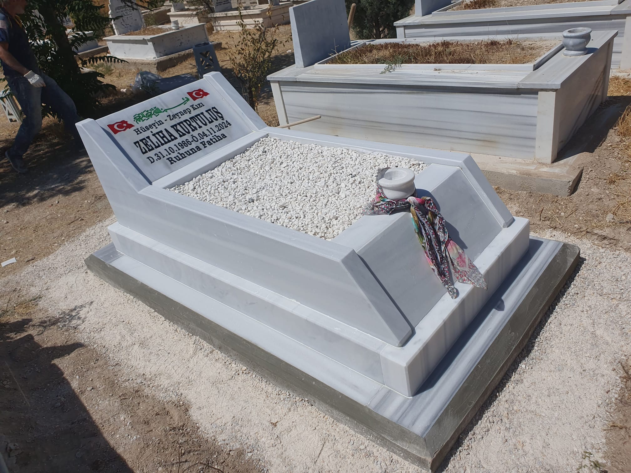 Tek Gövdesi Eğimli Mermer Mezar