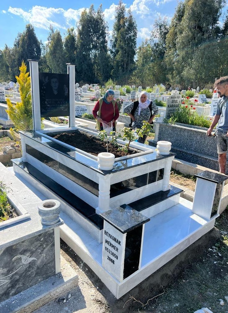 Tek Kişilik Granit Sütunlu Mezar