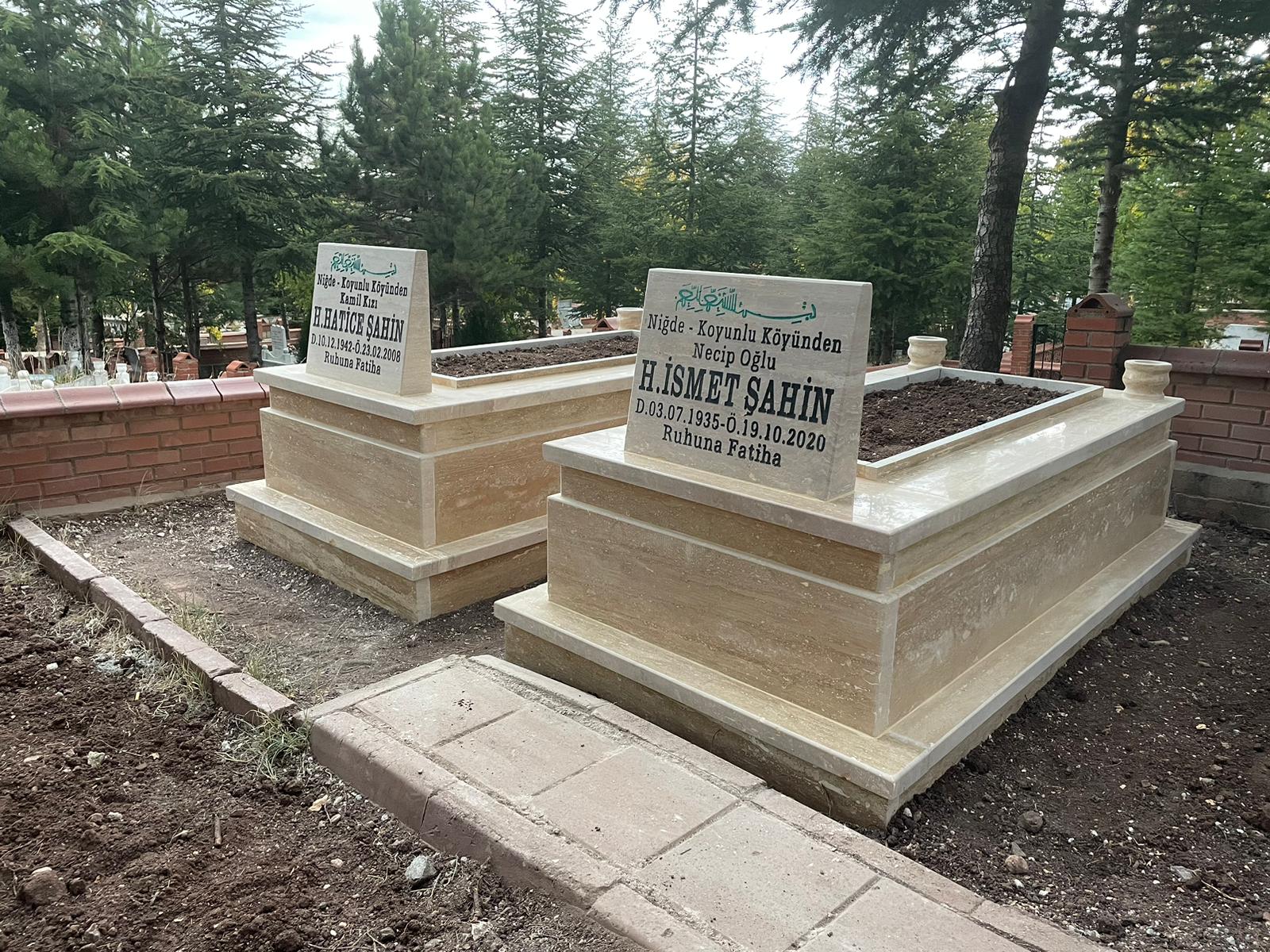 Traverten Aile Mezarı