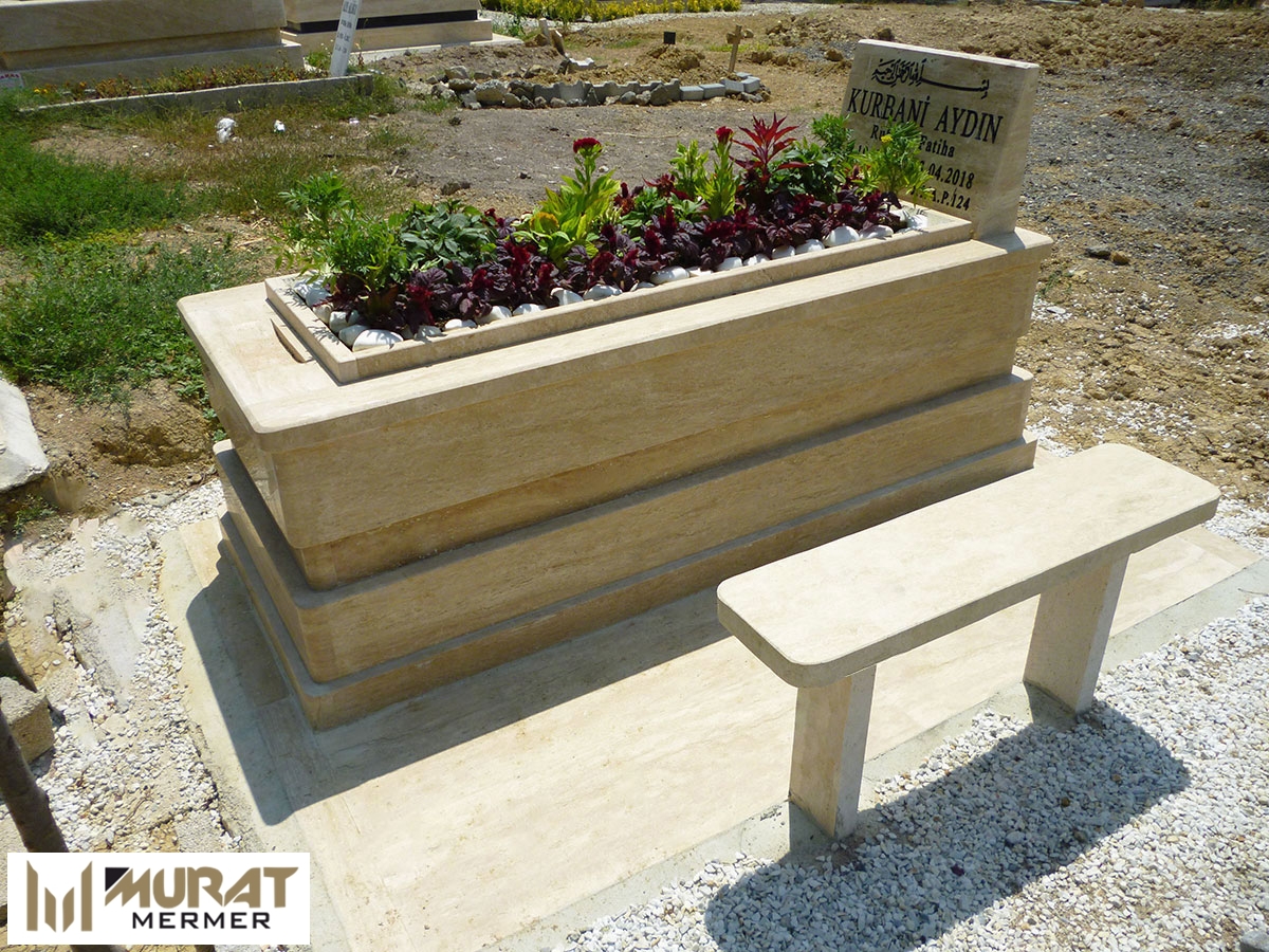 Traverten Oturaklı Mezar